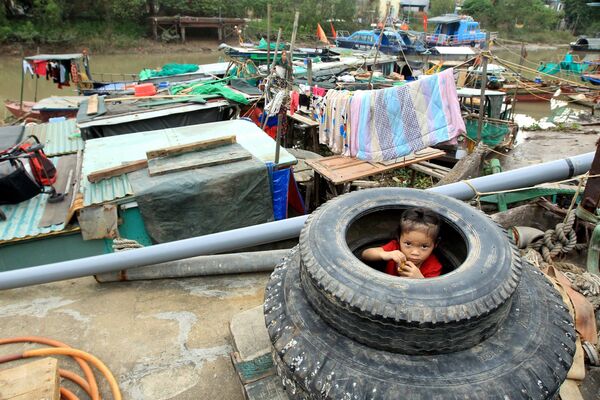 Nơi vui chơi của những đứa trẻ trong xóm chài nghèo ở phường Minh Khai (quận Hồng Bàng, Hải Phòng)  - Sputnik Việt Nam