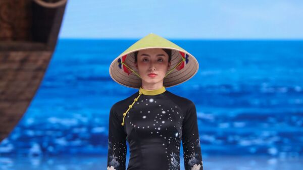 Các thiết kế giống hệt áo dài Việt Nam, kèm theo chiếc nón lá cũng của người Việt nhưng được gọi là phong cách Trung Quốc.  - Sputnik Việt Nam