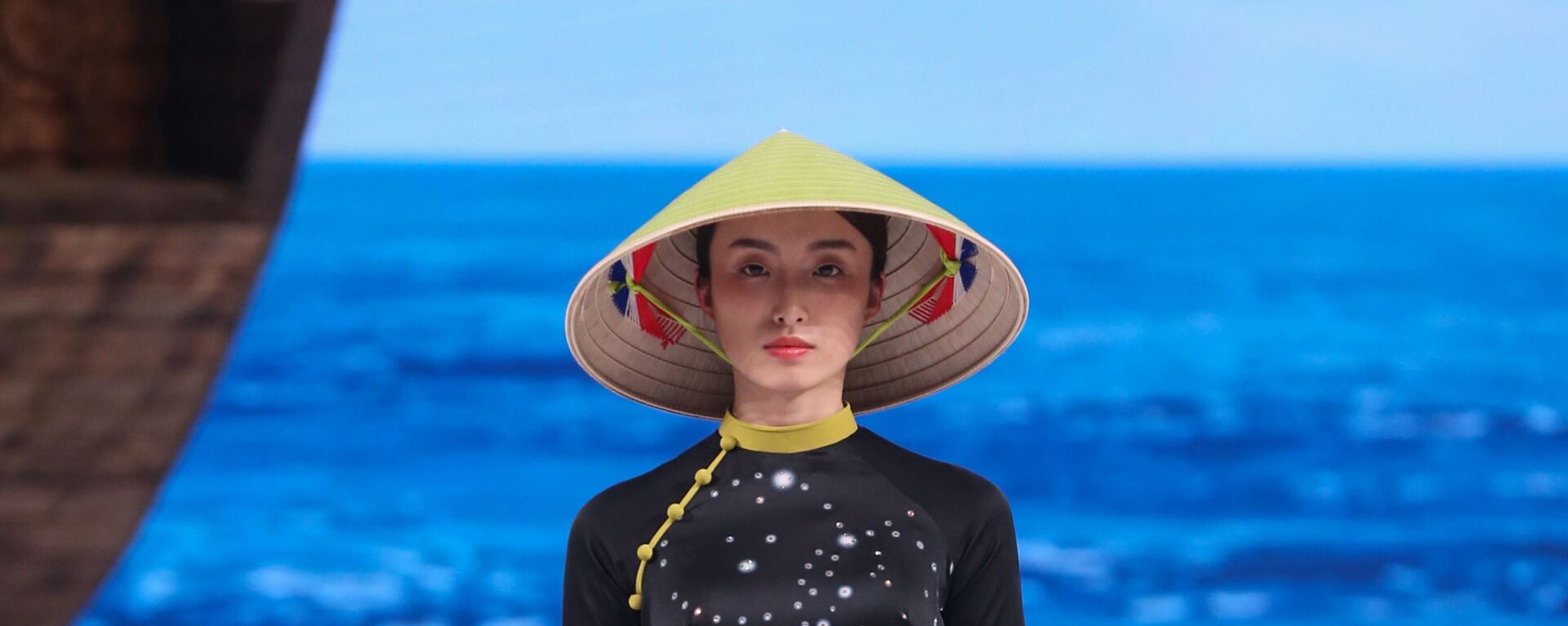 Các thiết kế giống hệt áo dài Việt Nam, kèm theo chiếc nón lá cũng của người Việt nhưng được gọi là phong cách Trung Quốc.  - Sputnik Việt Nam, 1920, 22.11.2019