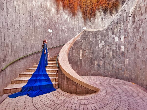 Bức ảnh Lady in Blue (Thiếu phụ áo xanh) của nhiếp ảnh gia Singapore, được giới thiệu tại cuộc thi The World's Best Photos of #Fashion2019 - Sputnik Việt Nam