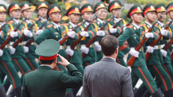 Đại tướng Ngô Xuân Lịch, Bộ trưởng Bộ Quốc phòng và Bộ trưởng Quốc phòng Hoa Kỳ Mark Esper duyệt đội danh dự Quân đội nhân dân Việt Nam - Sputnik Việt Nam