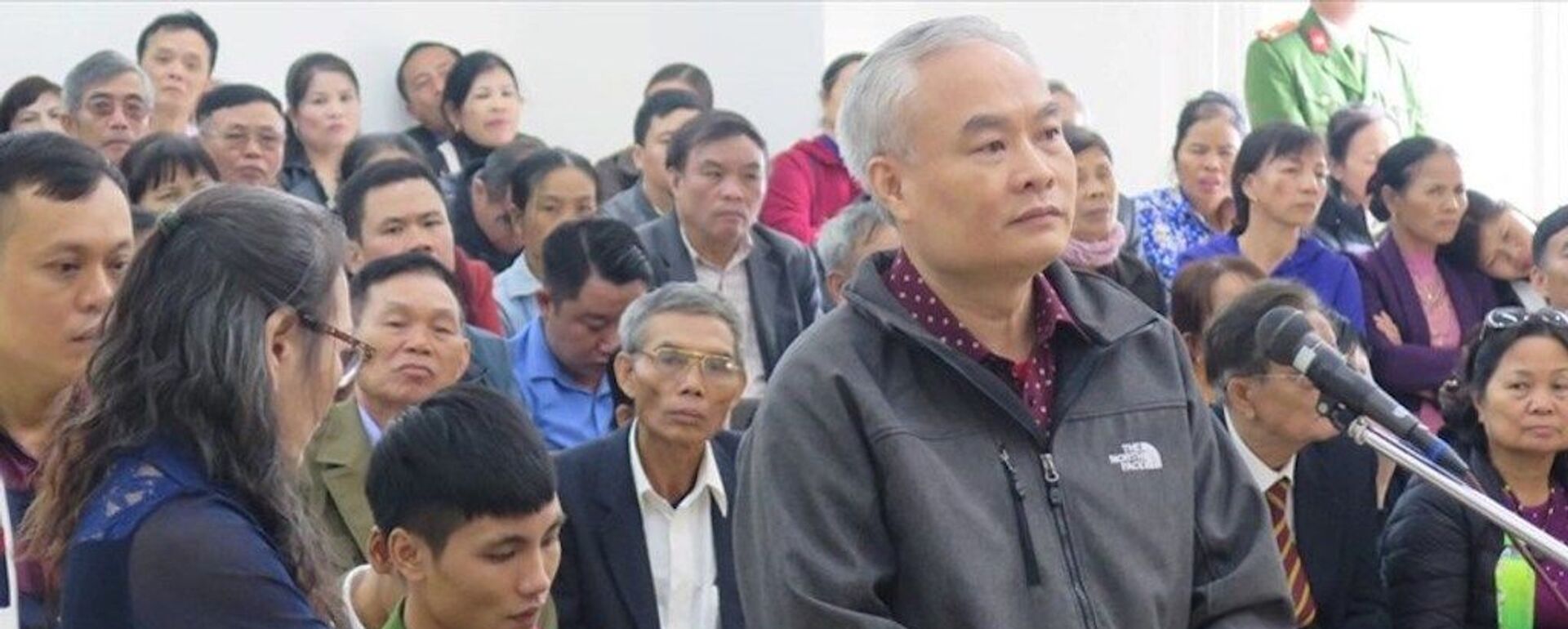 Ông Trần Đức Trung (áo khoác đen, đứng) tại phiên tòa sơ thẩm - Sputnik Việt Nam, 1920, 23.11.2019