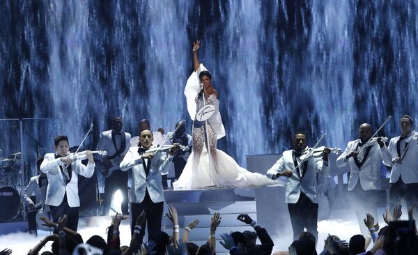 Ca sĩ Toni Braxton tại Lễ trao giải American Music Awards 2019 ở Los Angeles  - Sputnik Việt Nam
