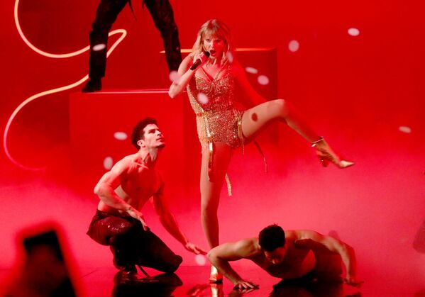 Ca sĩ Taylor Swift tại Lễ trao giải American Music Awards 2019 ở Los Angeles - Sputnik Việt Nam