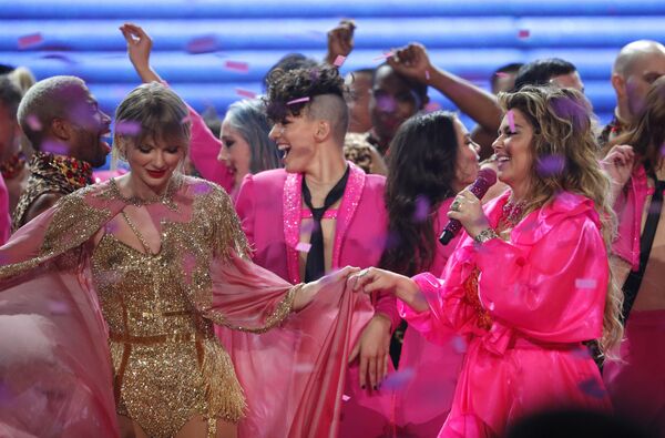 Ca sĩ Taylor Swift và Shania Twain tại Lễ trao giải American Music Awards 2019 ở Los Angeles - Sputnik Việt Nam