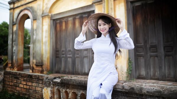 Cô gái mặc aó dài Việt Nam - Sputnik Việt Nam