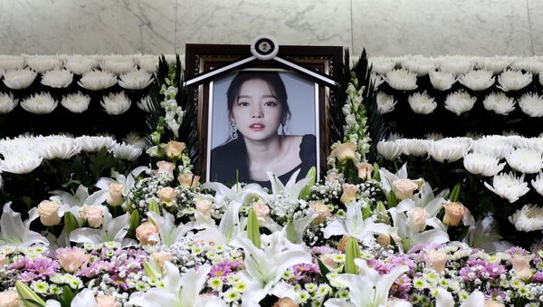 Khu bàn thờ tưởng niệm ngôi sao K-pop Goo Hara tại Nhà Tang lễ Bệnh viện St. Mary ở Seoul - Sputnik Việt Nam