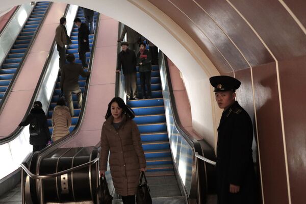 Trong tàu điện ngầm Bình Nhưỡng, CHDCND Triều Tiên - Sputnik Việt Nam