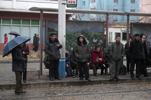 Người dân tại trạm xe điện ở Bình Nhưỡng - Sputnik Việt Nam