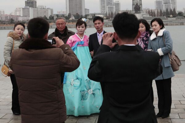 Tân nương tân lang trong buổi chụp ảnh cưới với người thân ở Bình Nhưỡng - Sputnik Việt Nam