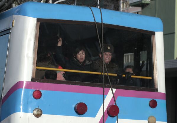 Hành khách xe buýt điện ở Bình Nhưỡng, Triều Tiên - Sputnik Việt Nam