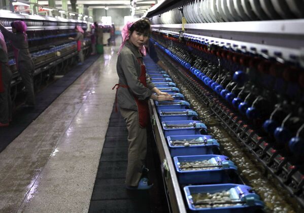 Nữ công nhân Nhà máy dệt Bình Nhưỡng mang tên Kim Chính Thục (Kim Jong Suk) tại Bình Nhưỡng, Triều Tiên - Sputnik Việt Nam