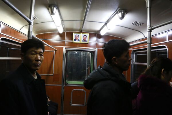 Chân dung của cố lãnh đạo Triều Tiên Kim Nhật Thành (trái) và con trai Kim Chính Nhật trên xe điện ngầm ở Bình Nhưỡng, Triều Tiên - Sputnik Việt Nam