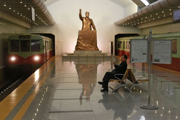 Tượng của cố lãnh đạo Triều Tiên Kim Nhật Thành tại ga tàu điện ngầm Kaeson ở Bình Nhưỡng, Triều Tiên - Sputnik Việt Nam