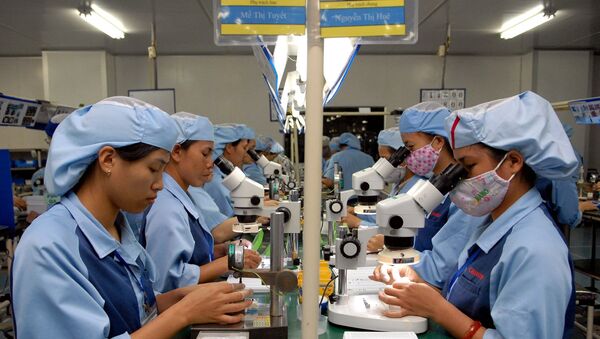 Công nhân sản xuất linh kiện điện tử tại Nhà máy Canon có vốn đầu tư Nhật Bản thuộc Khu Công nghiệp Phố Nối A. - Sputnik Việt Nam