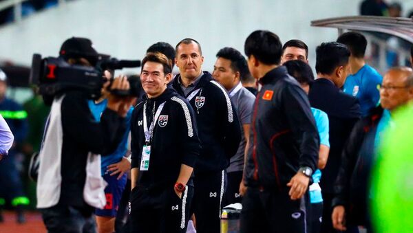 Đội ngũ trợ lý của tuyển Thái Lan liên tục khiêu khích HLV Park.  - Sputnik Việt Nam