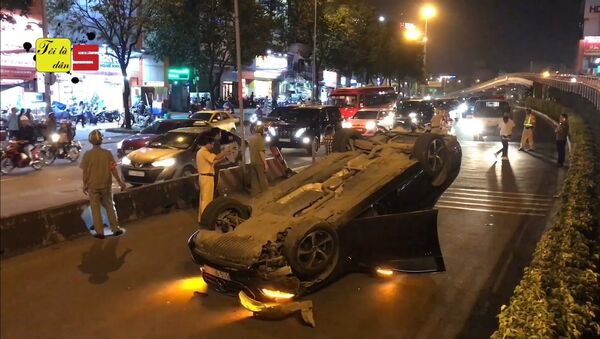 Chiếc Mercedes lật ngửa sau tai nạn. - Sputnik Việt Nam