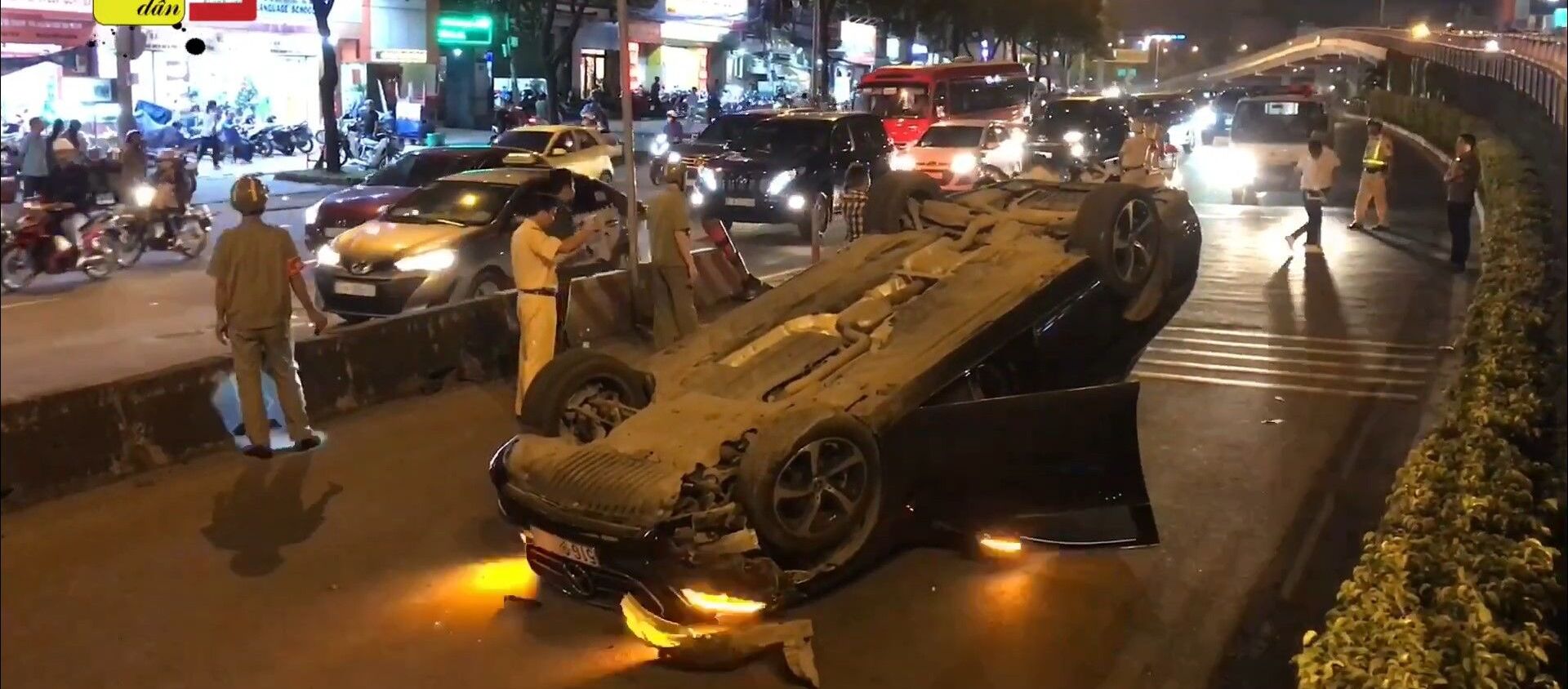 Chiếc Mercedes lật ngửa sau tai nạn. - Sputnik Việt Nam, 1920, 27.11.2019
