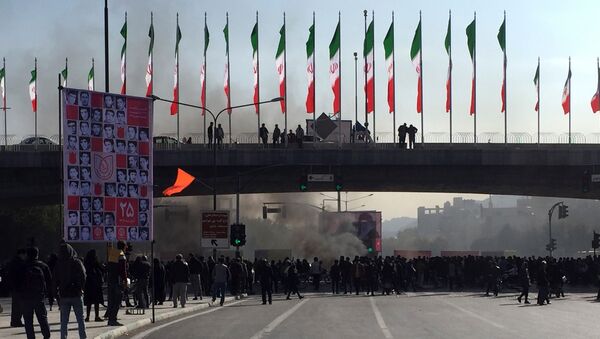 Сuộc biểu tình do giá xăng tăng mạnh ở Iran  - Sputnik Việt Nam