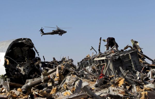 Trực thăng  của Không quân Ai Cập tại hiện trường tai nạn máy bay của hãng  Kogalymavia ở Sinai - Sputnik Việt Nam