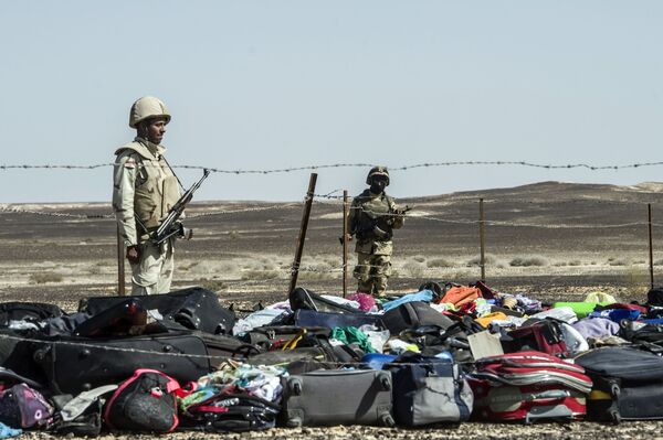 Quân đội Ai Cập phong tỏa hiện trường vụ tai nạn và bảo vệ hành lý, đồ dùng cá nhân của hành khách máy bay hãng Kogalymavia tìm thấy tại chỗ vụ tai nạn - Sputnik Việt Nam