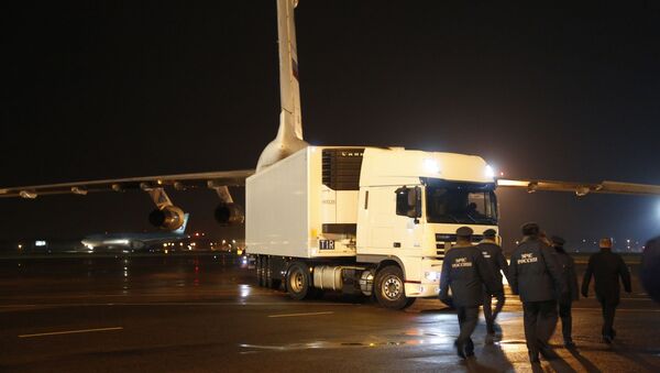 Chiếc xe chở thi hài các nạn nhân vụ tai nạn máy bay Airbus A321 tại St. Petersburg - Sputnik Việt Nam