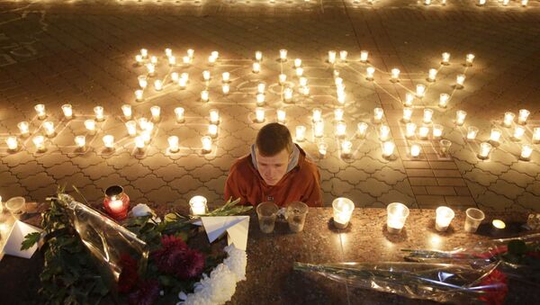 Hoa và nến tại Simferopol tưởng niệm các nạn nhân thiệt mạng trong vụ máy bay Airbus A321 rơi ở Ai Cập. - Sputnik Việt Nam