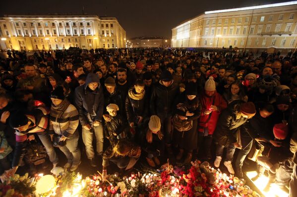 Hoạt động tại  Saint-Peterburg tưởng niệm những người thiệt mạng trong vụ máy bay Airbus A321 rơi ở Ai Cập. - Sputnik Việt Nam