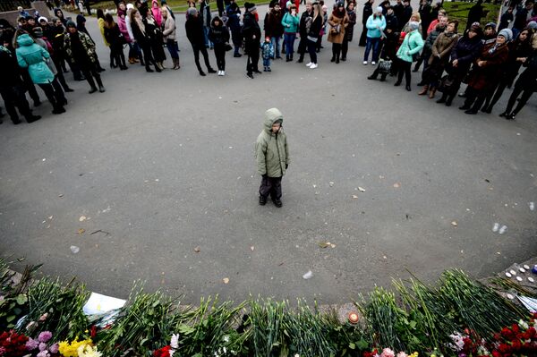 Ngày để tang tại Veliki Novgorod tưởng nhớ những người thiệt mạng trong vụ máy bay Airbus A321 rơi ở Ai Cập. - Sputnik Việt Nam