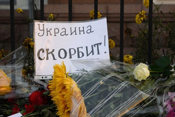 Hoa viếng ở Đại sứ quán Nga tại Kiev. - Sputnik Việt Nam