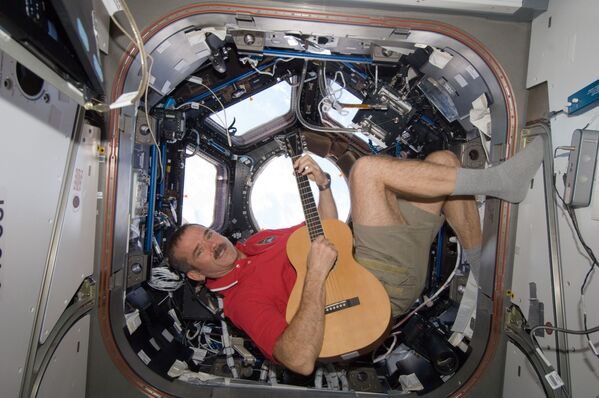 Phi hành gia Christopher Austin Hadfield chơi guitar trong mô-đun Kupol của ISS - Sputnik Việt Nam