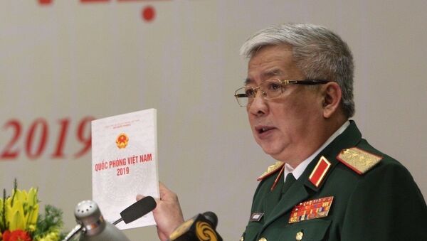 Thượng tướng Nguyễn Chí Vịnh, Thứ trưởng Bộ Quốc phòng giới thiệu nội dung Sách trắng Quốc phòng và cuốn Sách ảnh. - Sputnik Việt Nam