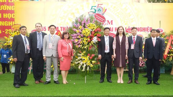 Đoàn đại biểu trường Đại học Liên bang phương Bắc (Nga)  dự lễ kỷ niệm 55 năm thành lập trường Đại học Lâm nghiệp Quốc gia Việt Nam - Sputnik Việt Nam