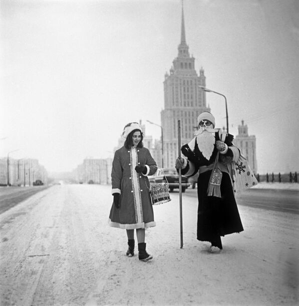 Ông già Tuyết và Công chúa Tuyết ở Moskva, năm 1966 - Sputnik Việt Nam