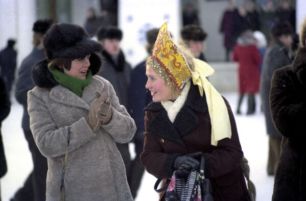 Du khách tại lễ hội mùa đông Nga, Suzdal, năm 1977 - Sputnik Việt Nam