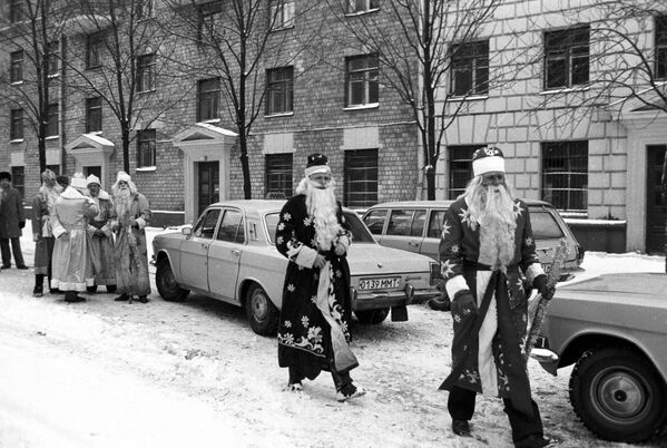 Những ông già Tuyết trong đêm Giao thừa trên đường phố Moskva, năm 1985 - Sputnik Việt Nam