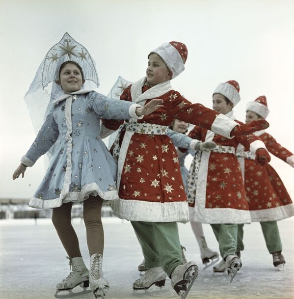 Học sinh trường trượt băng nghệ thuật thiếu nhi tại sân trượt băng ở Luzhniki trong kỳ nghỉ Năm mới, năm 1966 - Sputnik Việt Nam