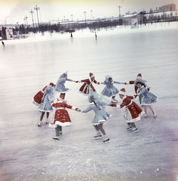 Học sinh của trường trượt băng nghệ thuật thiếu nhi tại sân trượt băng ở Luzhniki trong kỳ nghỉ Năm mới, năm 1966 - Sputnik Việt Nam