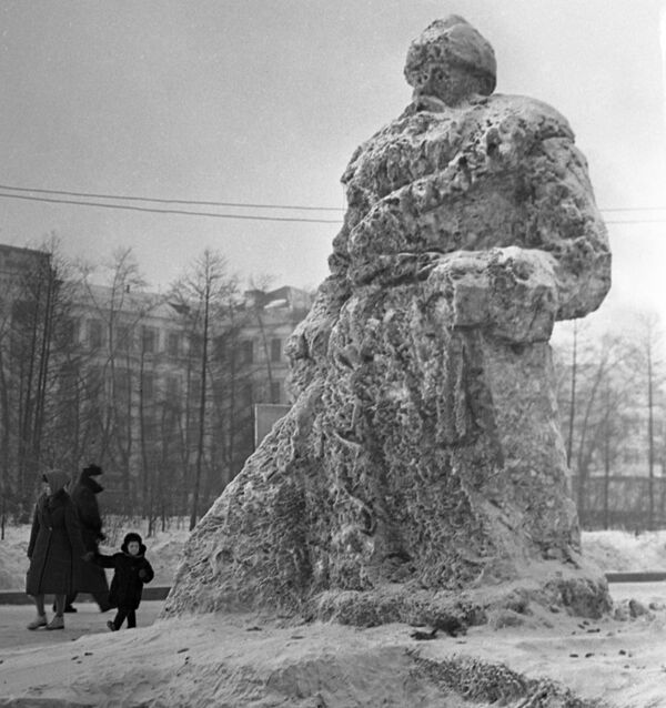 Tượng ông già Tuyết trên quảng trường Yakutsk, năm 1965 - Sputnik Việt Nam