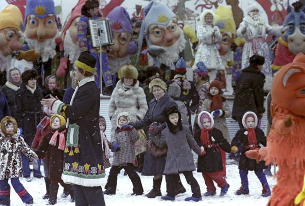 Điệu nhảy vòng tròn trong kỳ nghỉ Mùa đông nước Nga tại Công viên văn hóa và nghỉ ngơi Lublino, năm 1983 - Sputnik Việt Nam