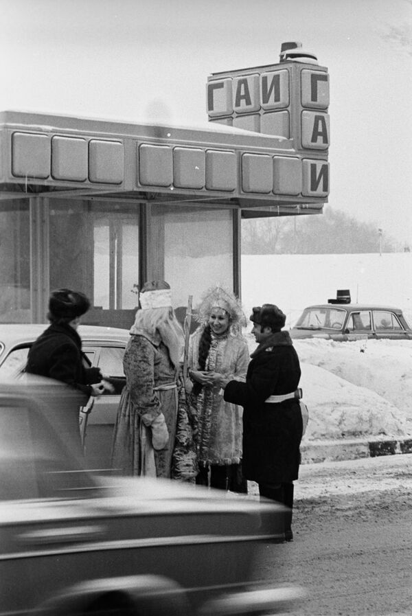Ông già Tuyết và Công chúa Tuyết nói chuyện với cảnh sát giao thông, năm 1979 - Sputnik Việt Nam