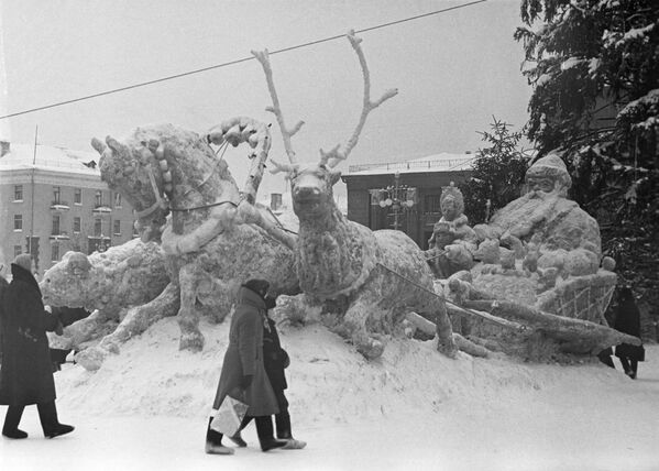 Tượng tuyết trên quảng trường thành phố Perm, năm 1964 - Sputnik Việt Nam