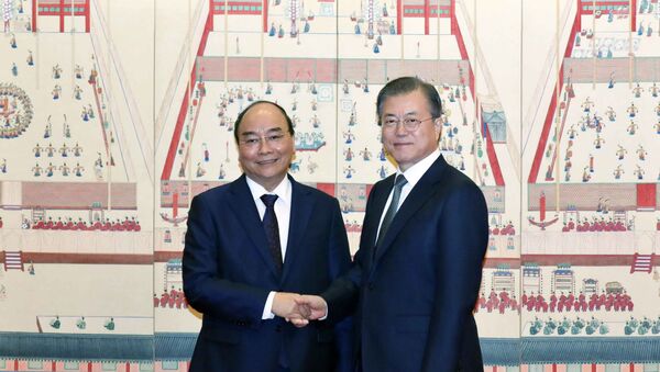 Tổng thống Hàn Quốc Moon Jae-in đón Thủ tướng Chính phủ Nguyễn Xuân Phúc.  - Sputnik Việt Nam
