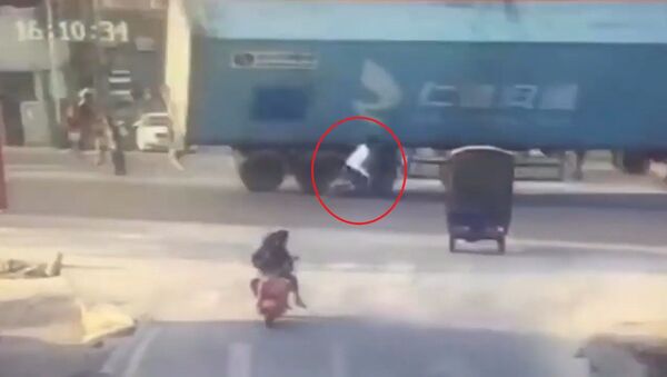 Suýt bị thùng xe container đè bẹp, thanh niên thoát chết tựa phép màu - Sputnik Việt Nam