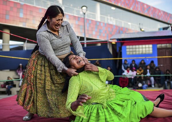 Nữ đô vật người Bolivia Ana Luisa Yujra biệt danh Jhenifer hai mặt trong trận chiến với Lidia Flores biệt danh Dina, Nữ hoàng nhẫn ở El Alto, Bolivia - Sputnik Việt Nam