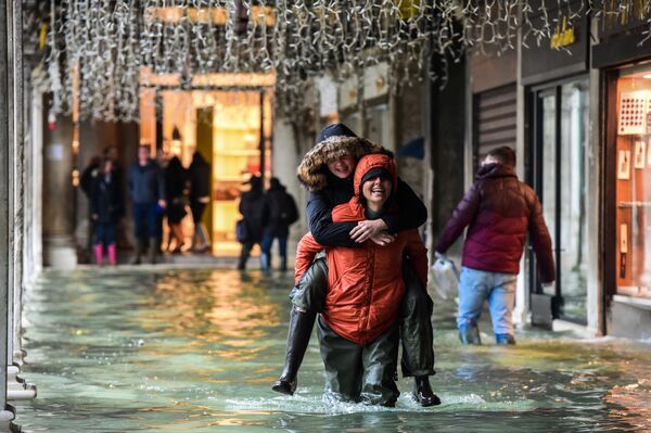 Khách du lịch ở Venice trong trận lụt «Aqua Alta» - Sputnik Việt Nam