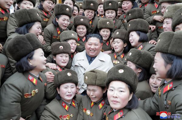 Nhà lãnh đạo CHDCND Triều Tiên Kim Jong-un thăm đơn vị nữ quân đội Nhân dân Triều Tiên - Sputnik Việt Nam