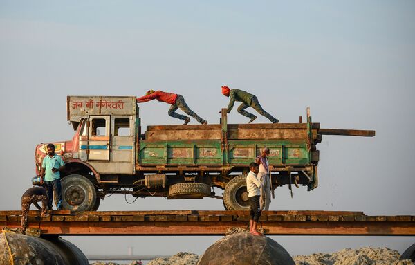 Công nhân trong quá trình xây dựng cây cầu phao tạm bắc qua sông Hằng ở Allahabad, Ấn Độ - Sputnik Việt Nam