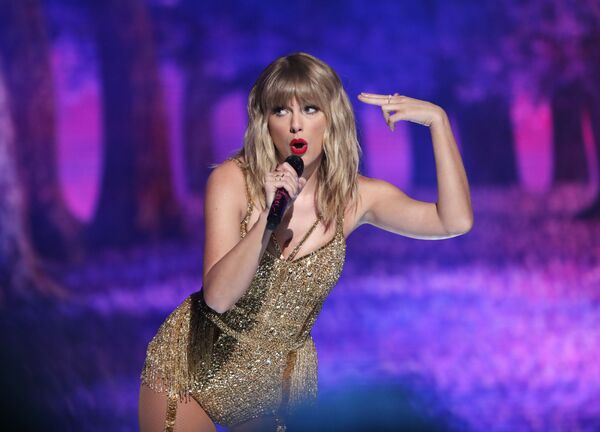 Ca sĩ Taylor Swift phát biểu tại giải American Music Awards ở Los Angeles - Sputnik Việt Nam