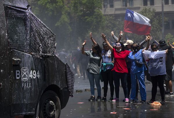 Người biểu tình ở Santiago, Chile - Sputnik Việt Nam
